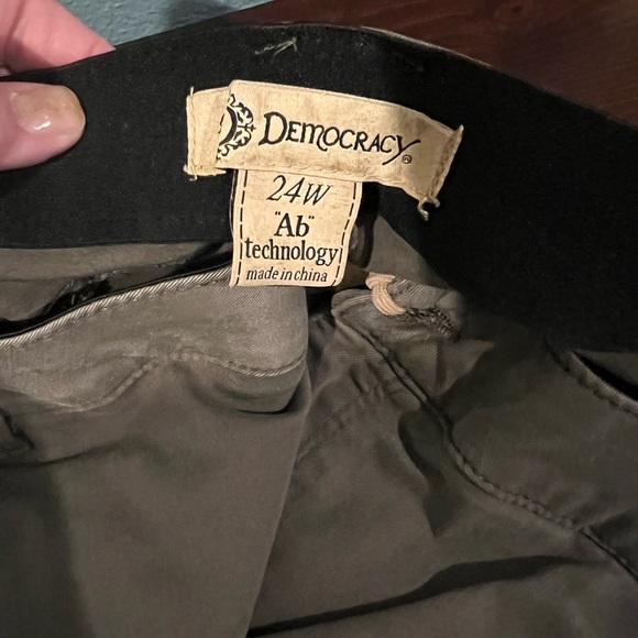 Democracy cropped pants in Olive.​ - Picture 4 of 4